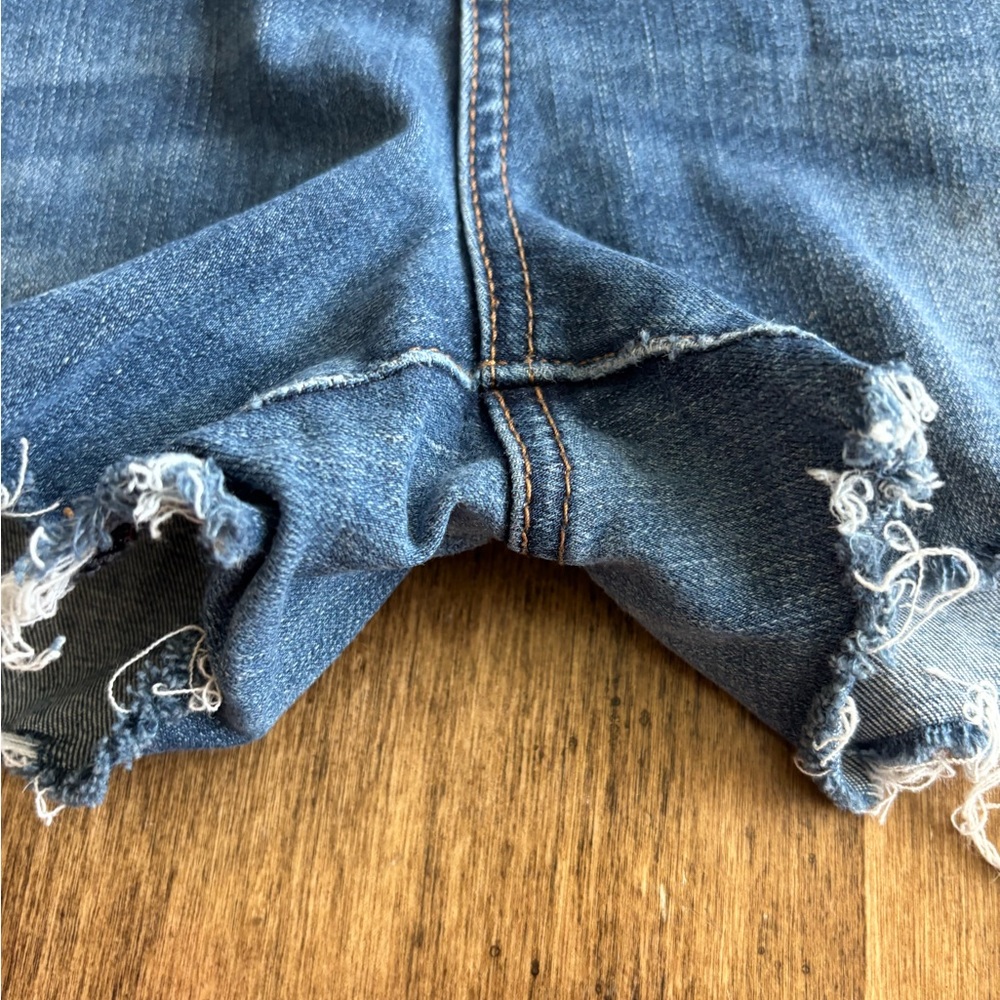 American Eagle Outfitters Distressed Blue Jeans